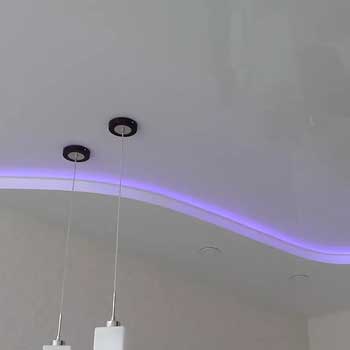 Натяжные белые потолки