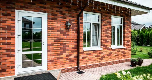 Установка входных дверей ПВХ в коттедж